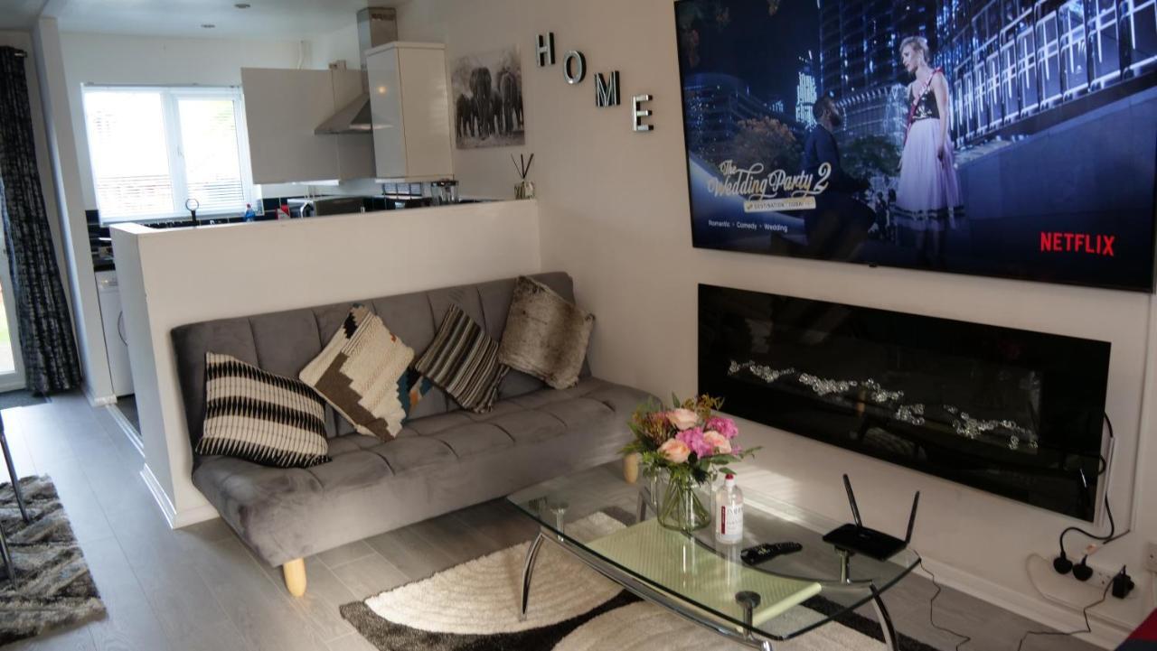 Milton Keynes Luxury Short Stay House With Wifi And Free Parking Wolverton  Bagian luar foto