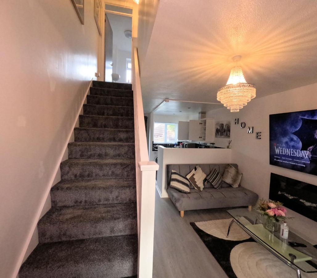 Milton Keynes Luxury Short Stay House With Wifi And Free Parking Wolverton  Bagian luar foto