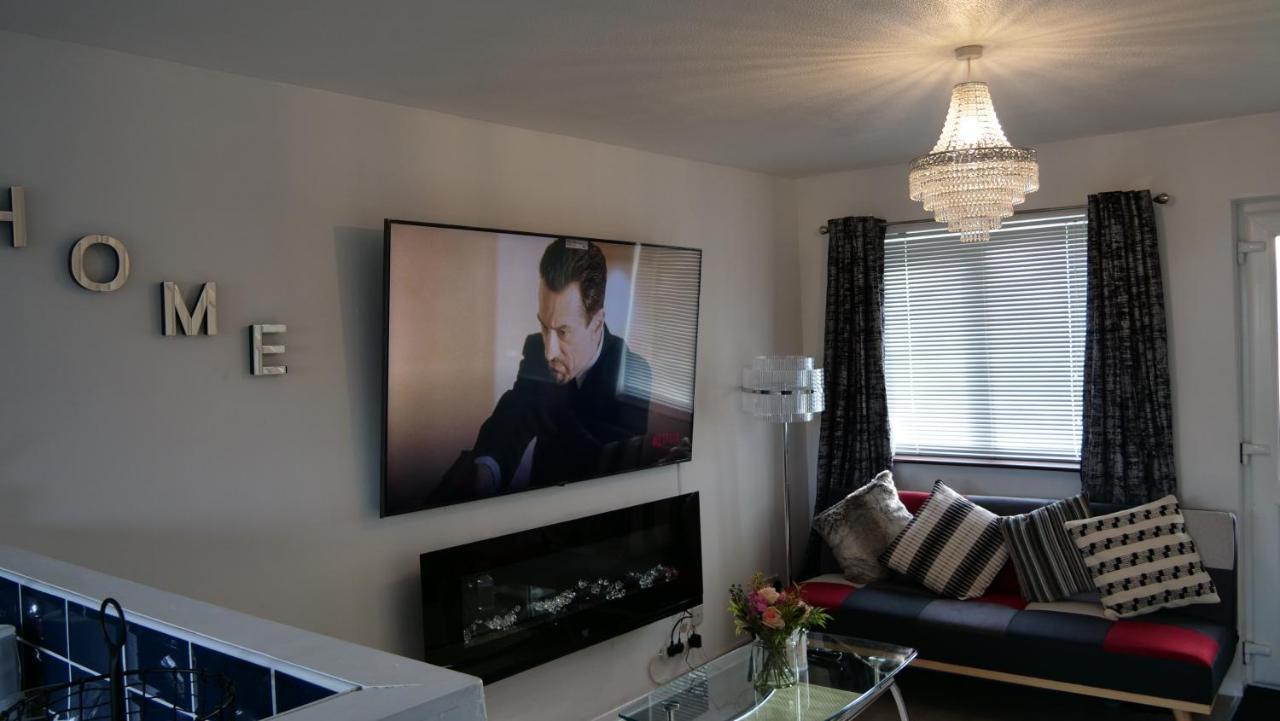 Milton Keynes Luxury Short Stay House With Wifi And Free Parking Wolverton  Bagian luar foto