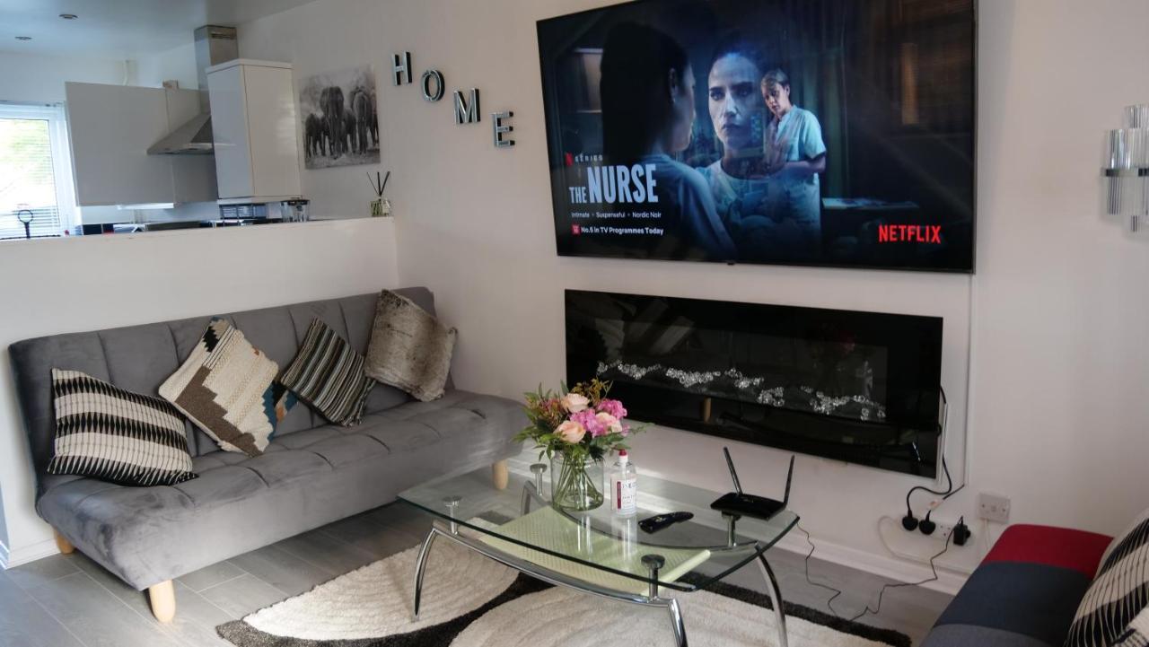 Milton Keynes Luxury Short Stay House With Wifi And Free Parking Wolverton  Bagian luar foto