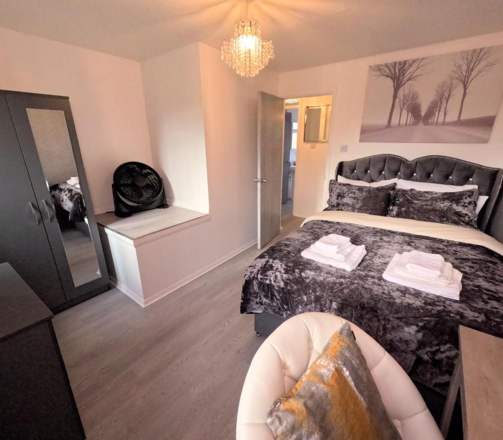 Milton Keynes Luxury Short Stay House With Wifi And Free Parking Wolverton  Bagian luar foto