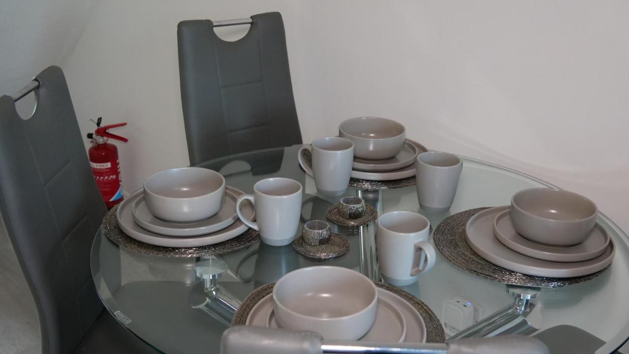 Milton Keynes Luxury Short Stay House With Wifi And Free Parking Wolverton  Bagian luar foto