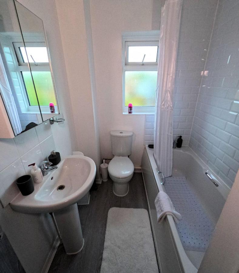 Milton Keynes Luxury Short Stay House With Wifi And Free Parking Wolverton  Bagian luar foto