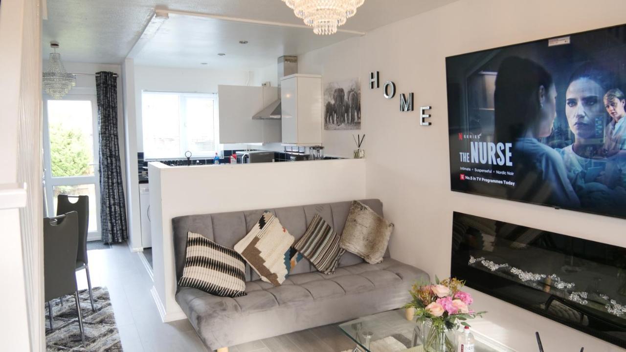 Milton Keynes Luxury Short Stay House With Wifi And Free Parking Wolverton  Bagian luar foto