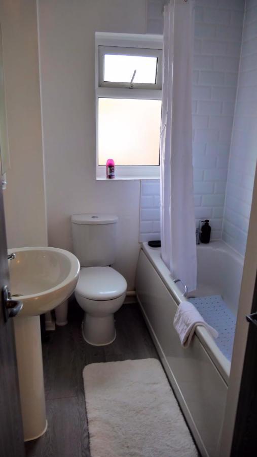 Milton Keynes Luxury Short Stay House With Wifi And Free Parking Wolverton  Bagian luar foto