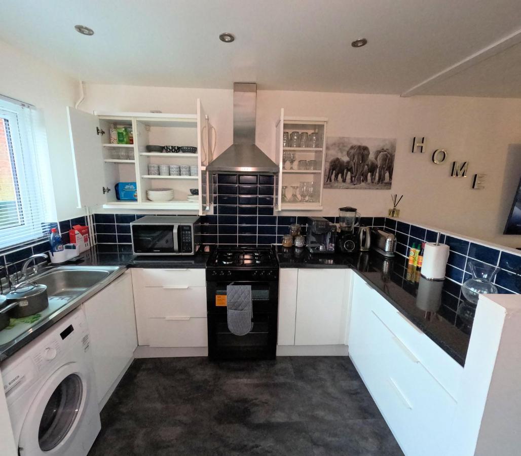 Milton Keynes Luxury Short Stay House With Wifi And Free Parking Wolverton  Bagian luar foto